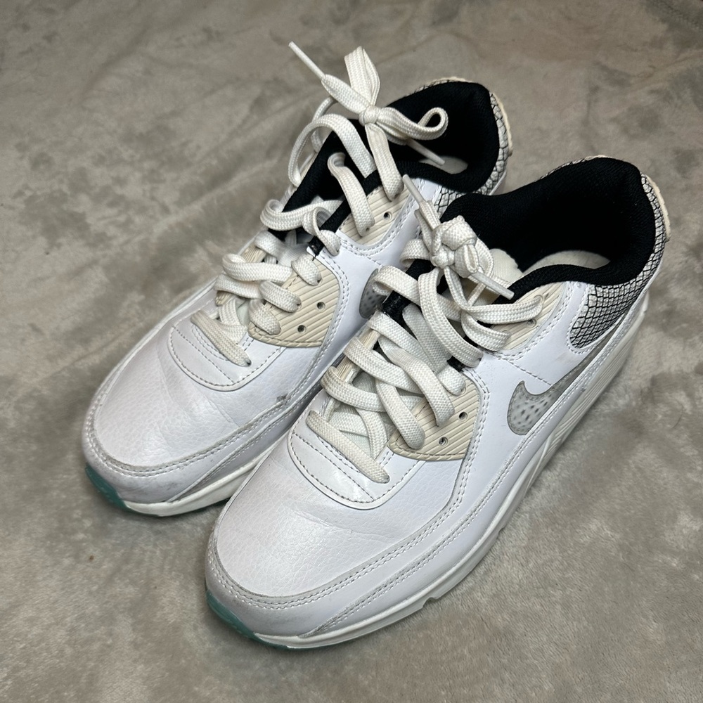 Nike Air Max 90 white trainers
7 youth / women’s - 8 8.5